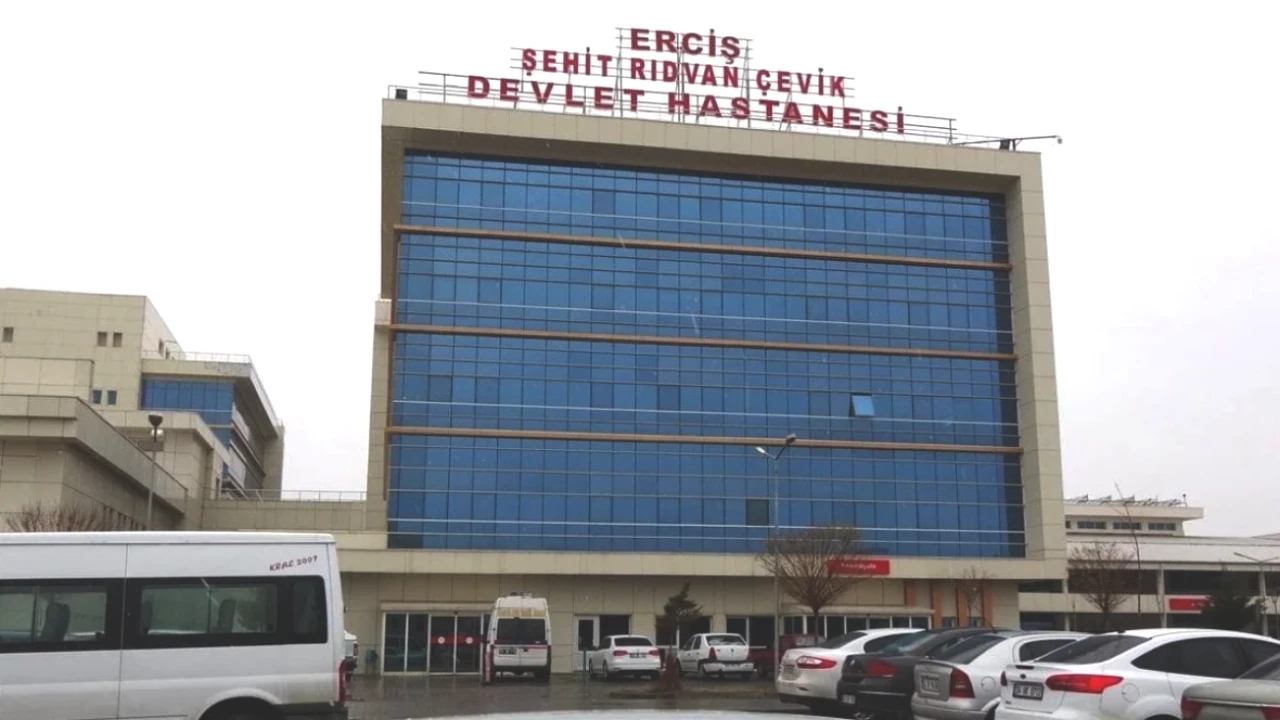 Erciş Devlet Hastanesi’nde Muayenesiz Teşhis Skandalı: Hastalar Mağdur ve Yeşil Alan Tadilatta!