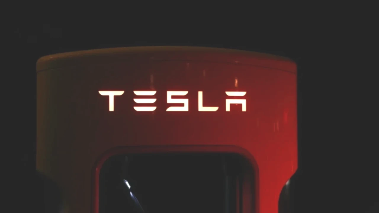 Tesla Hisseleri Düşüşte! Yatırımcılar Ne Yapmalı? İşte Son Gelişmeler