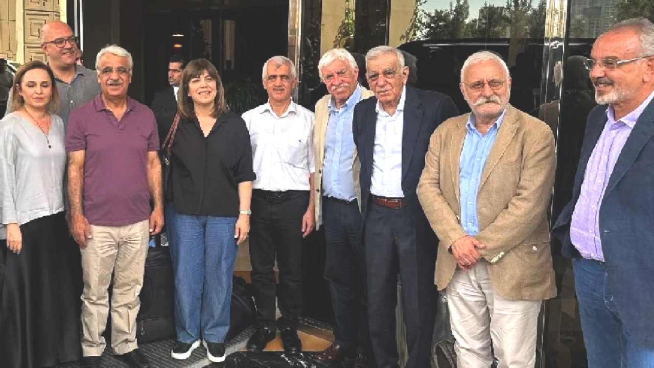 DEM Parti'li Beştaş'tan Erbil'den Çarpıcı Fotoğraf: Tarihi Cuma İçin Hazırız!