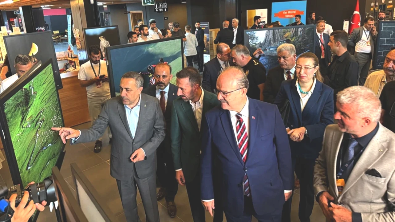 Van'da Kültür Yolu Festivali Coşkuyla Başladı: Sanatın Kapıları Açıldı!