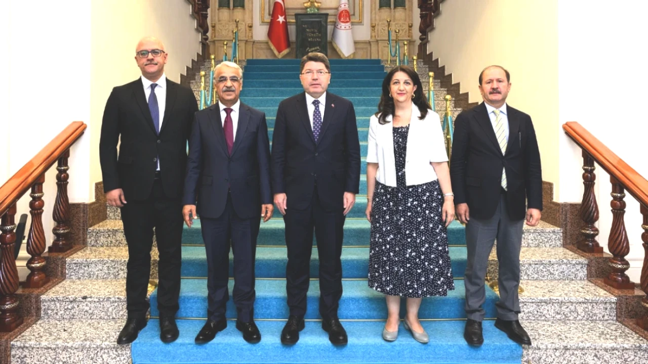 DEM Parti Görüşmesi Sonrası Bakan Tunç'tan Çarpıcı Açıklama: Terörsüz Türkiye için Türkiye Yüzyılı’nı Birlikte İnşa Edeceğiz!