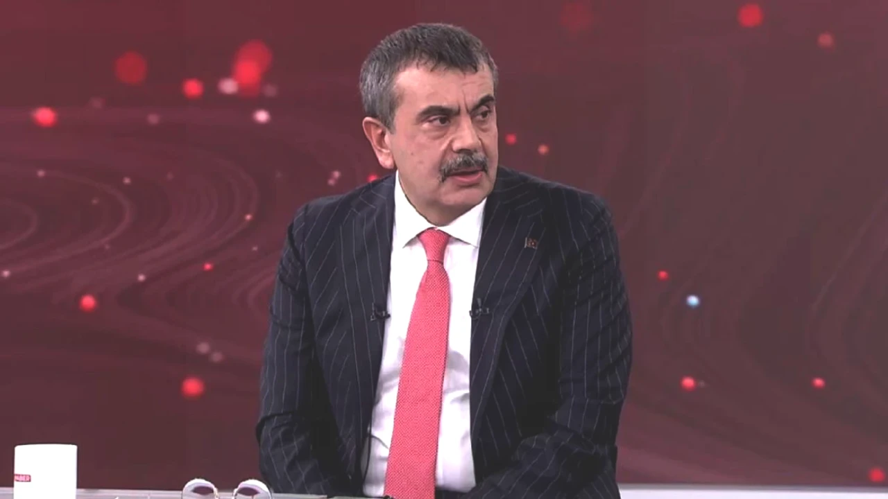 Zorunlu Eğitimde Değişim Rüzgarları! Milli Eğitim Bakanı Yusuf Tekin Canlı Yayında Duyurdu!