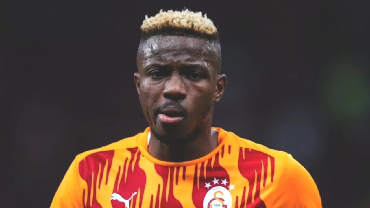 Victor Osimhen'e Şok Saldırı! Napoli Taraftarından Hakaret İçeren Pankart!